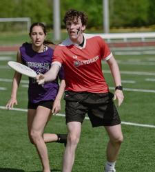 student throwing frisbee